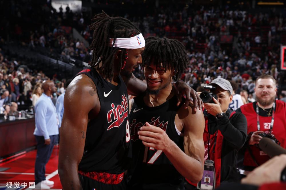 他绕场致意 他绕场致意